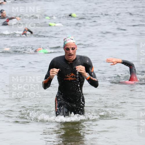 15.06.2025 - 27. Vierlanden-Triathlon Lena Gebhardt http://msf.ph/oto/8025233 15.06.2025 10:57:06 Schwimmen 654, 692, 711, 718 meine-sportfotos.de