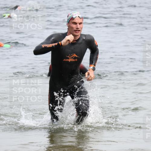 15.06.2025 - 27. Vierlanden-Triathlon Lena Gebhardt http://msf.ph/oto/8025243 15.06.2025 10:57:07 Schwimmen 654, 692, 711, 718 meine-sportfotos.de