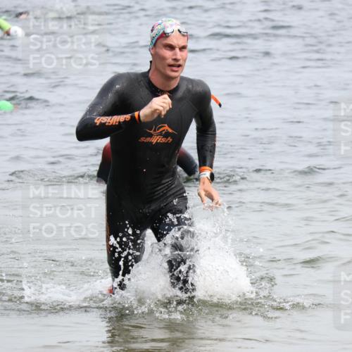 15.06.2025 - 27. Vierlanden-Triathlon Lena Gebhardt http://msf.ph/oto/8025255 15.06.2025 10:57:07 Schwimmen 654, 692, 711, 718 meine-sportfotos.de