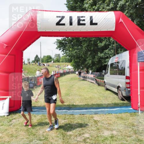 21.06.2025 - 27. Vierlanden-Triathlon MichiJ http://msf.ph/oto/8025258 15.06.2026 11:54:58 Ziel 421 meine-sportfotos.de