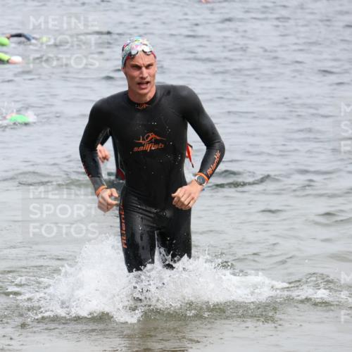 15.06.2025 - 27. Vierlanden-Triathlon Lena Gebhardt http://msf.ph/oto/8025264 15.06.2025 10:57:08 Schwimmen 654, 692, 711, 718 meine-sportfotos.de