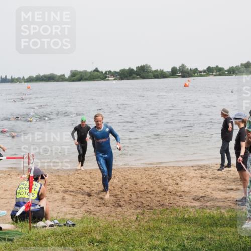 21.06.2025 - 27. Vierlanden-Triathlon MichiJ http://msf.ph/oto/8025265 15.06.2026 10:56:30 Schwimmen 764, 771 meine-sportfotos.de