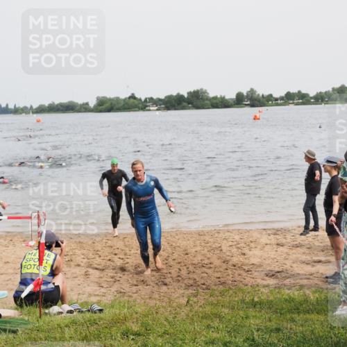 21.06.2025 - 27. Vierlanden-Triathlon MichiJ http://msf.ph/oto/8025272 15.06.2026 10:56:30 Schwimmen 764, 771 meine-sportfotos.de