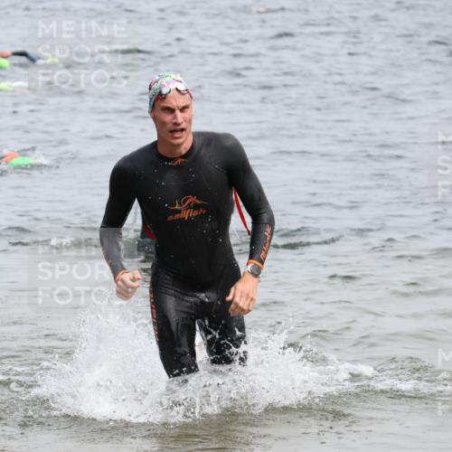 15.06.2025 - 27. Vierlanden-Triathlon Lena Gebhardt http://msf.ph/oto/8025274 15.06.2025 10:57:08 Schwimmen 654, 692, 711, 718 meine-sportfotos.de