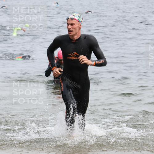 15.06.2025 - 27. Vierlanden-Triathlon Lena Gebhardt http://msf.ph/oto/8025278 15.06.2025 10:57:09 Schwimmen 654, 692, 697, 711, 718 meine-sportfotos.de