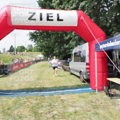 21.06.2025 - 27. Vierlanden-Triathlon MichiJ http://msf.ph/oto/8025282 15.06.2026 11:55:08 Ziel 492 meine-sportfotos.de