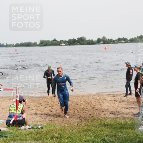 21.06.2025 - 27. Vierlanden-Triathlon MichiJ http://msf.ph/oto/8025283 15.06.2026 10:56:30 Schwimmen 764, 771 meine-sportfotos.de