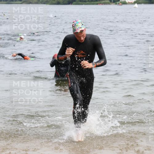 15.06.2025 - 27. Vierlanden-Triathlon Lena Gebhardt http://msf.ph/oto/8025295 15.06.2025 10:57:09 Schwimmen 654, 692, 697, 711, 718 meine-sportfotos.de