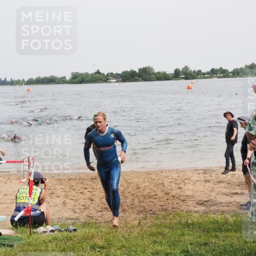 21.06.2025 - 27. Vierlanden-Triathlon MichiJ http://msf.ph/oto/8025300 15.06.2026 10:56:30 Schwimmen 764, 771 meine-sportfotos.de
