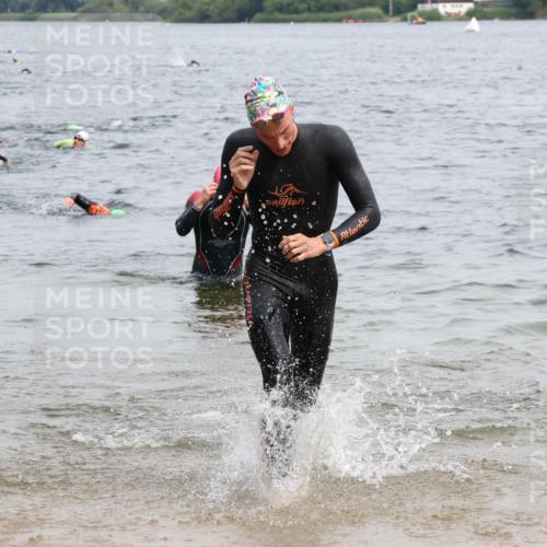 15.06.2025 - 27. Vierlanden-Triathlon Lena Gebhardt http://msf.ph/oto/8025306 15.06.2025 10:57:10 Schwimmen 654, 692, 697 meine-sportfotos.de