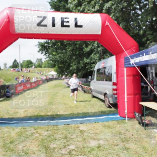 21.06.2025 - 27. Vierlanden-Triathlon MichiJ http://msf.ph/oto/8025309 15.06.2026 11:55:08 Ziel 492 meine-sportfotos.de