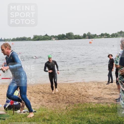 21.06.2025 - 27. Vierlanden-Triathlon MichiJ http://msf.ph/oto/8025312 15.06.2026 10:56:31 Schwimmen 764, 771 meine-sportfotos.de