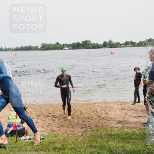 21.06.2025 - 27. Vierlanden-Triathlon MichiJ http://msf.ph/oto/8025315 15.06.2026 10:56:31 Schwimmen 764, 771 meine-sportfotos.de
