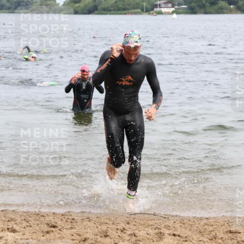 15.06.2025 - 27. Vierlanden-Triathlon Lena Gebhardt http://msf.ph/oto/8025319 15.06.2025 10:57:10 Schwimmen 654, 692, 697 meine-sportfotos.de