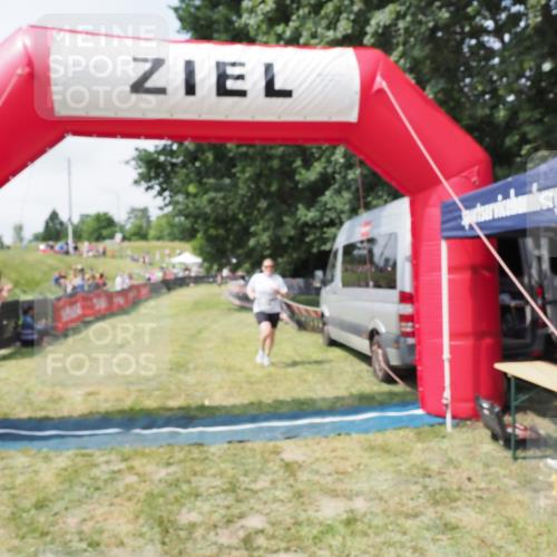 21.06.2025 - 27. Vierlanden-Triathlon MichiJ http://msf.ph/oto/8025321 15.06.2026 11:55:08 Ziel 492 meine-sportfotos.de