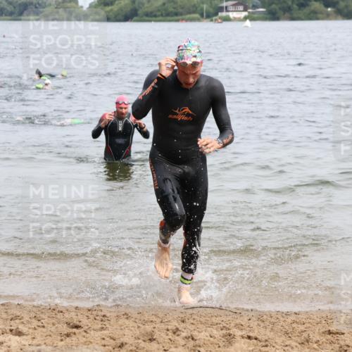 15.06.2025 - 27. Vierlanden-Triathlon Lena Gebhardt http://msf.ph/oto/8025330 15.06.2025 10:57:10 Schwimmen 654, 692, 697 meine-sportfotos.de