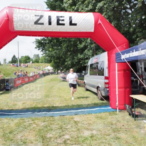 21.06.2025 - 27. Vierlanden-Triathlon MichiJ http://msf.ph/oto/8025345 15.06.2026 11:55:08 Ziel 492 meine-sportfotos.de