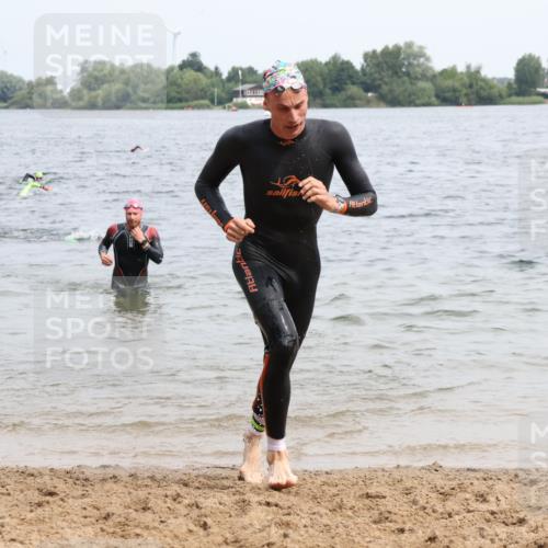15.06.2025 - 27. Vierlanden-Triathlon Lena Gebhardt http://msf.ph/oto/8025352 15.06.2025 10:57:11 Schwimmen 692, 697 meine-sportfotos.de