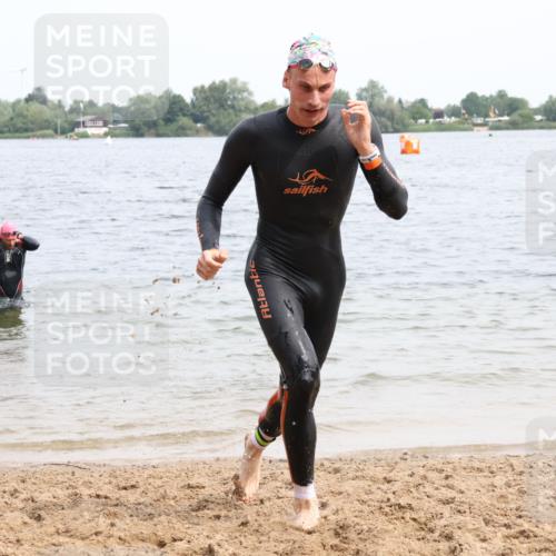 15.06.2025 - 27. Vierlanden-Triathlon Lena Gebhardt http://msf.ph/oto/8025362 15.06.2025 10:57:12 Schwimmen 692, 697 meine-sportfotos.de
