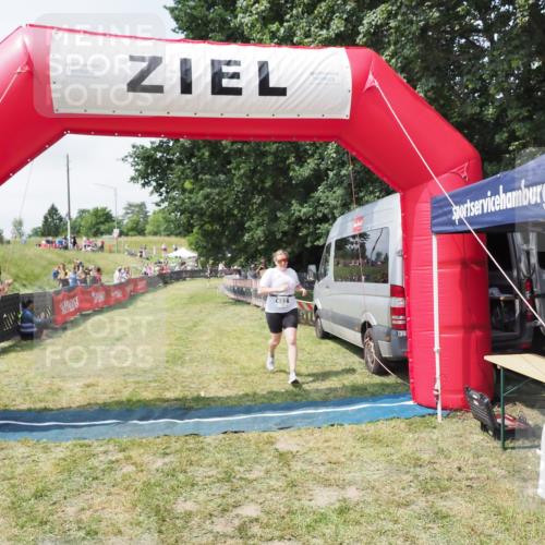 21.06.2025 - 27. Vierlanden-Triathlon MichiJ http://msf.ph/oto/8025369 15.06.2026 11:55:08 Ziel 492 meine-sportfotos.de