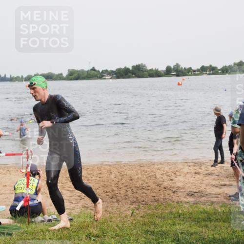 21.06.2025 - 27. Vierlanden-Triathlon MichiJ http://msf.ph/oto/8025381 15.06.2026 10:56:33 Schwimmen 685, 764, 771 meine-sportfotos.de