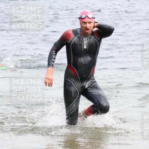 15.06.2025 - 27. Vierlanden-Triathlon Lena Gebhardt http://msf.ph/oto/8025382 15.06.2025 10:57:16 Schwimmen 692, 697 meine-sportfotos.de