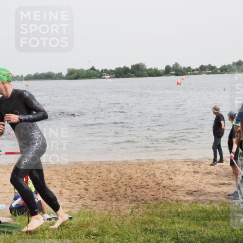 21.06.2025 - 27. Vierlanden-Triathlon MichiJ http://msf.ph/oto/8025393 15.06.2026 10:56:33 Schwimmen 685, 764, 771 meine-sportfotos.de