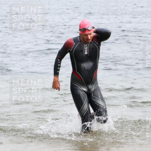15.06.2025 - 27. Vierlanden-Triathlon Lena Gebhardt http://msf.ph/oto/8025395 15.06.2025 10:57:17 Schwimmen 692, 697 meine-sportfotos.de