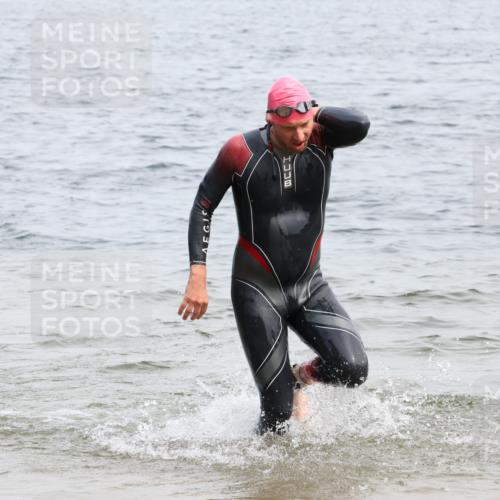 15.06.2025 - 27. Vierlanden-Triathlon Lena Gebhardt http://msf.ph/oto/8025403 15.06.2025 10:57:17 Schwimmen 692, 697 meine-sportfotos.de