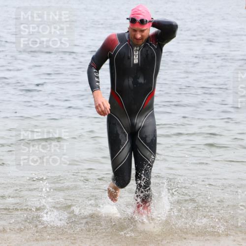 15.06.2025 - 27. Vierlanden-Triathlon Lena Gebhardt http://msf.ph/oto/8025418 15.06.2025 10:57:18 Schwimmen 692, 697 meine-sportfotos.de