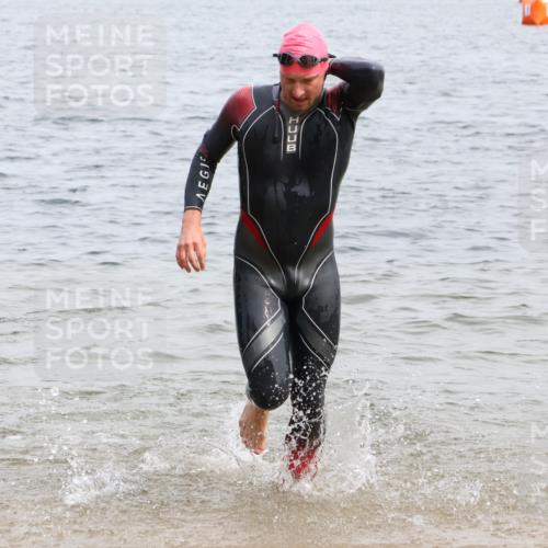 15.06.2025 - 27. Vierlanden-Triathlon Lena Gebhardt http://msf.ph/oto/8025429 15.06.2025 10:57:18 Schwimmen 692, 697 meine-sportfotos.de