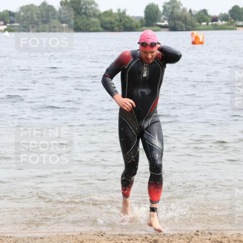 15.06.2025 - 27. Vierlanden-Triathlon Lena Gebhardt http://msf.ph/oto/8025440 15.06.2025 10:57:18 Schwimmen 692, 697 meine-sportfotos.de