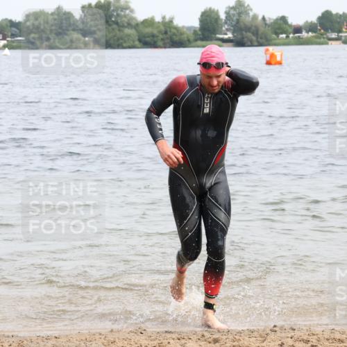 15.06.2025 - 27. Vierlanden-Triathlon Lena Gebhardt http://msf.ph/oto/8025448 15.06.2025 10:57:18 Schwimmen 692, 697 meine-sportfotos.de