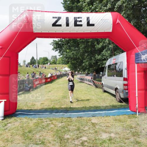 21.06.2025 - 27. Vierlanden-Triathlon MichiJ http://msf.ph/oto/8025456 15.06.2026 11:55:20 Ziel 500 meine-sportfotos.de