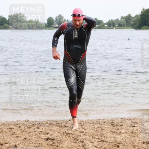15.06.2025 - 27. Vierlanden-Triathlon Lena Gebhardt http://msf.ph/oto/8025459 15.06.2025 10:57:19 Schwimmen 692, 697 meine-sportfotos.de