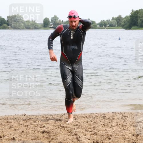 15.06.2025 - 27. Vierlanden-Triathlon Lena Gebhardt http://msf.ph/oto/8025466 15.06.2025 10:57:19 Schwimmen 692, 697 meine-sportfotos.de