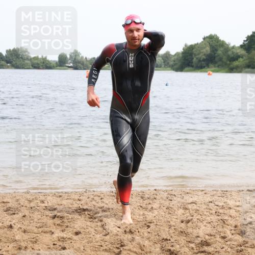 15.06.2025 - 27. Vierlanden-Triathlon Lena Gebhardt http://msf.ph/oto/8025471 15.06.2025 10:57:20 Schwimmen 692, 697 meine-sportfotos.de