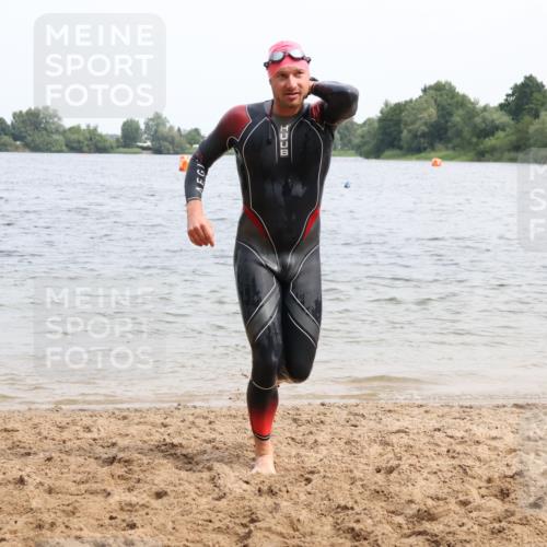 15.06.2025 - 27. Vierlanden-Triathlon Lena Gebhardt http://msf.ph/oto/8025479 15.06.2025 10:57:20 Schwimmen 692, 697 meine-sportfotos.de