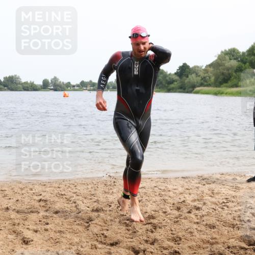 15.06.2025 - 27. Vierlanden-Triathlon Lena Gebhardt http://msf.ph/oto/8025483 15.06.2025 10:57:20 Schwimmen 692, 697 meine-sportfotos.de