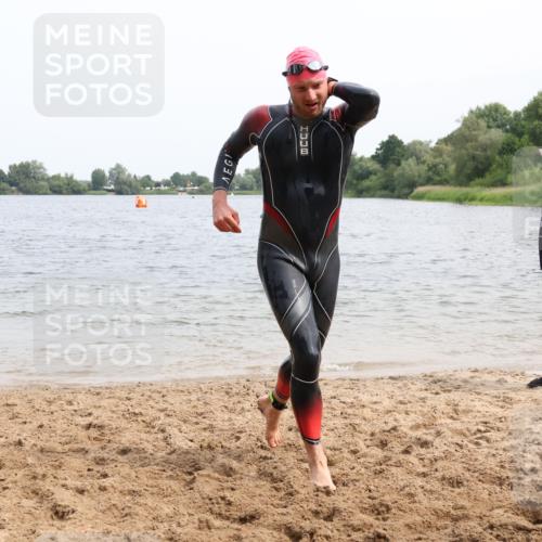 15.06.2025 - 27. Vierlanden-Triathlon Lena Gebhardt http://msf.ph/oto/8025490 15.06.2025 10:57:21 Schwimmen 692, 697, 722 meine-sportfotos.de