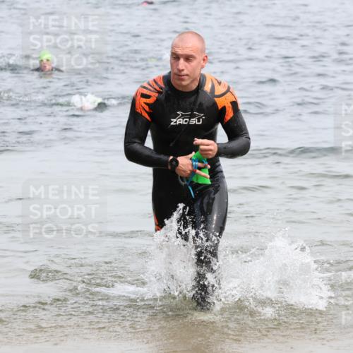 15.06.2025 - 27. Vierlanden-Triathlon Lena Gebhardt http://msf.ph/oto/8025495 15.06.2025 10:57:27 Schwimmen 697, 707, 722 meine-sportfotos.de