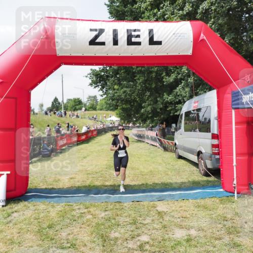 21.06.2025 - 27. Vierlanden-Triathlon MichiJ http://msf.ph/oto/8025496 15.06.2026 11:55:21 Ziel 500 meine-sportfotos.de