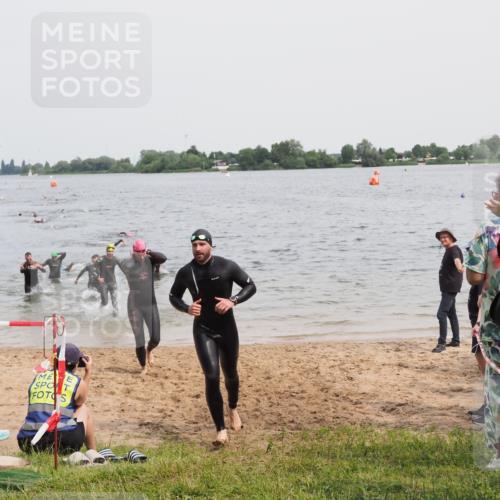 21.06.2025 - 27. Vierlanden-Triathlon MichiJ http://msf.ph/oto/8025499 15.06.2026 10:56:47 Schwimmen 642, 651, 685, 688, 691, 755 meine-sportfotos.de