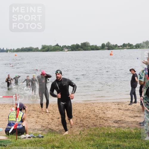 21.06.2025 - 27. Vierlanden-Triathlon MichiJ http://msf.ph/oto/8025504 15.06.2026 10:56:47 Schwimmen 642, 651, 685, 688, 691, 755 meine-sportfotos.de