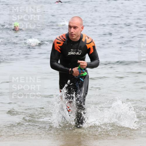15.06.2025 - 27. Vierlanden-Triathlon Lena Gebhardt http://msf.ph/oto/8025507 15.06.2025 10:57:27 Schwimmen 697, 707, 722 meine-sportfotos.de