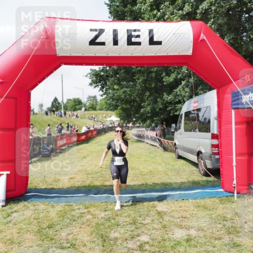 21.06.2025 - 27. Vierlanden-Triathlon MichiJ http://msf.ph/oto/8025510 15.06.2026 11:55:21 Ziel 500 meine-sportfotos.de
