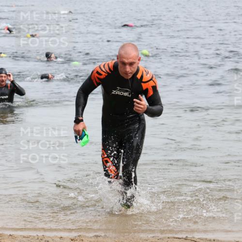 15.06.2025 - 27. Vierlanden-Triathlon Lena Gebhardt http://msf.ph/oto/8025514 15.06.2025 10:57:28 Schwimmen 697, 707, 722 meine-sportfotos.de