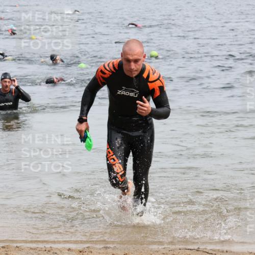 15.06.2025 - 27. Vierlanden-Triathlon Lena Gebhardt http://msf.ph/oto/8025525 15.06.2025 10:57:29 Schwimmen 697, 707, 722 meine-sportfotos.de