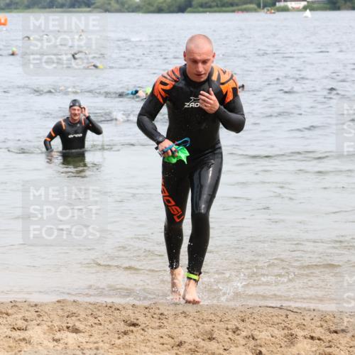 15.06.2025 - 27. Vierlanden-Triathlon Lena Gebhardt http://msf.ph/oto/8025533 15.06.2025 10:57:29 Schwimmen 697, 707, 722 meine-sportfotos.de