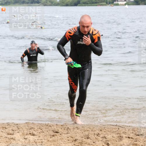 15.06.2025 - 27. Vierlanden-Triathlon Lena Gebhardt http://msf.ph/oto/8025540 15.06.2025 10:57:29 Schwimmen 697, 707, 722 meine-sportfotos.de